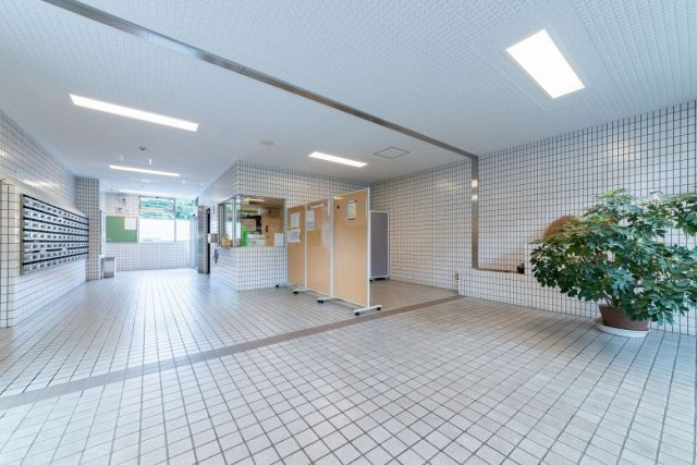 ■【Entrance】居住者の帰り、訪れる方を優しく迎え、やすらぎに満ちた生活空間を予感させる。健やかな暮らしを楽しめそう。