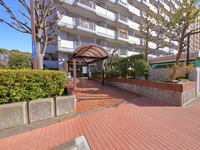 ■【Entrance】エントランスは毎日の行き帰りで使う大事な空間です。明るい基調で華やかなデザインなので、毎日も気持ちよく、またご友人なども素敵に迎え入れられます。