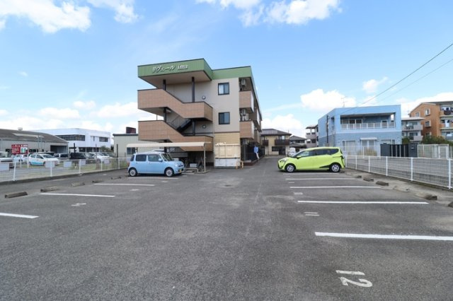 リヴェールIMAの駐車場