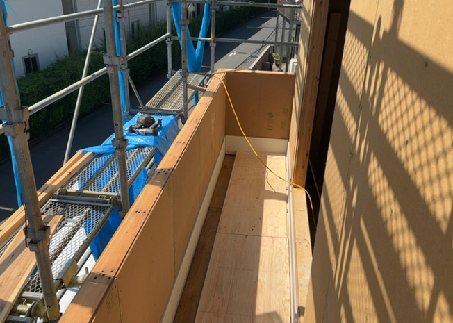 【バルコニー】 | バルコニーは、室外の専用スペースのうち、「屋根がなく開放された空間」であるものを指します。ベランダより広いタイプのものが多く、日当たりもよいため家庭菜園などを楽しみたい人にとって適した環境となります。