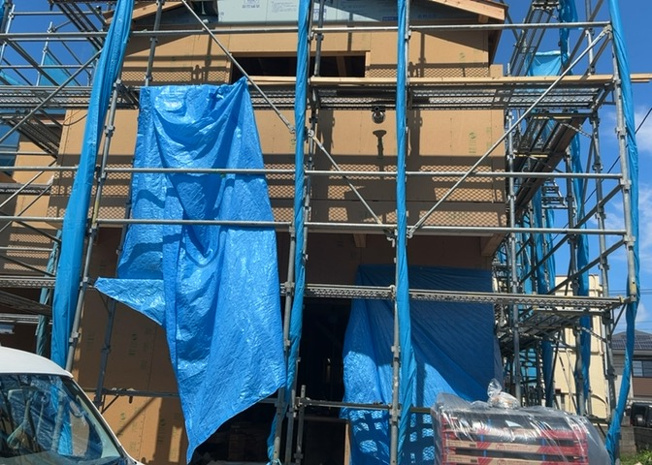 【構造・工法・仕様】 | 木造住宅とは土台、壁、柱など建築物の強度を支える構造体の材に木が使用されている構造を指します。構造体は建物の自重を支えるだけではなく風圧や水圧、積裁荷重などあらゆる衝撃に耐えるための基礎です。