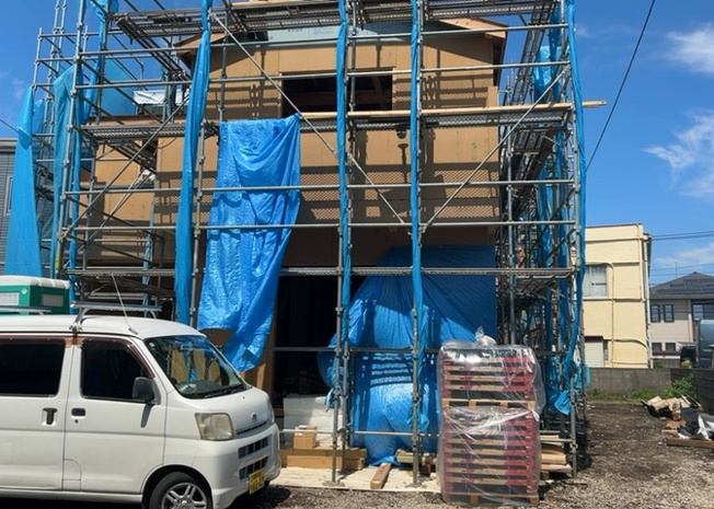 【前面道路含む現地写真】 | 道幅が狭い場所は比較的土地の値段が低いことが多く、また交通量が少ないため騒音が少なく静かな環境で過ごせます。また、小さいお子様がいるご家庭も安心です。一方で車の駐車が難しいというデメリットもあります。