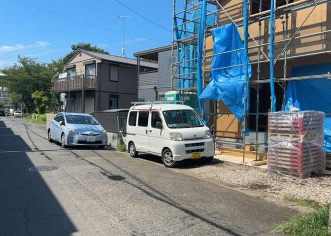 【前面道路含む現地写真】 | 住宅用の土地では前面道路に2m以上接していなければならないと法律で定められています。しかし、お持ちの車のサイズやライフスタイルなどにより、2mでは利便が悪い場合もございますので、事前に確認しましょう。