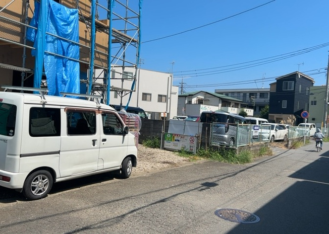【前面道路含む現地写真】 | お持ちの車種によっては前面道路が広い方が便利でしょう。しかし、前面道路が広ければその分交通量が多くなるため、騒音などが気になる場合があります。実際に現地を見学し、周辺交通量や騒音などを確認しましょう！