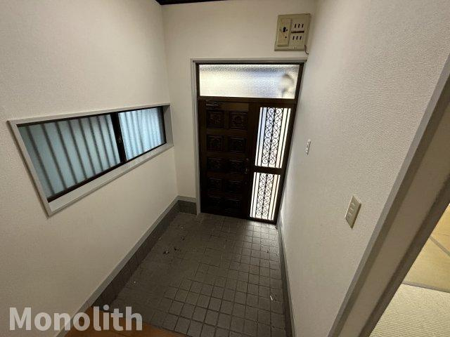小田町戸建の玄関