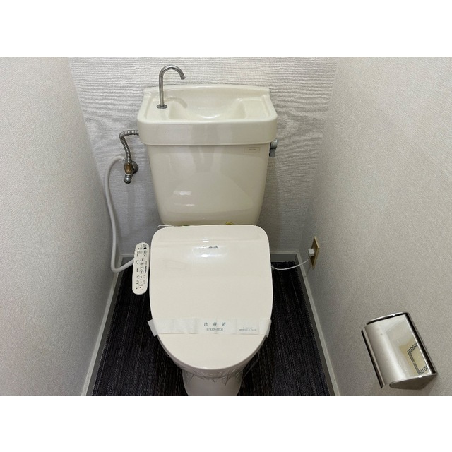 ニューオカダパールマンションのトイレ|落ち着いた色調のトイレです