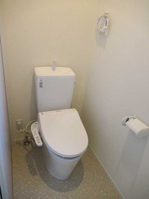 伊奈町中央戸建のトイレ|落ち着いた色調のトイレです