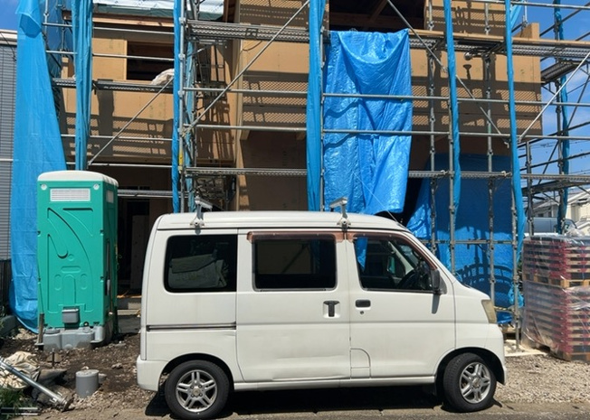 【前面道路含む現地写真】 | 道幅が狭い場所は比較的土地の値段が低いことが多く、また交通量が少ないため騒音が少なく静かな環境で過ごせます。また、小さいお子様がいるご家庭も安心です。一方で車の駐車が難しいというデメリットもあります。