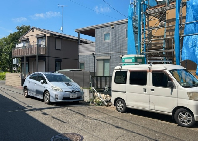 【前面道路含む現地写真】 | 住宅用の土地では前面道路に2m以上接していなければならないと法律で定められています。しかし、お持ちの車のサイズやライフスタイルなどにより、2mでは利便が悪い場合もございますので、事前に確認しましょう。