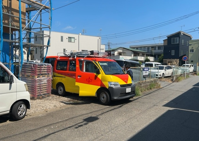 【前面道路含む現地写真】 | お持ちの車種によっては前面道路が広い方が便利でしょう。しかし、前面道路が広ければその分交通量が多くなるため、騒音などが気になる場合があります。実際に現地を見学し、周辺交通量や騒音などを確認しましょう！