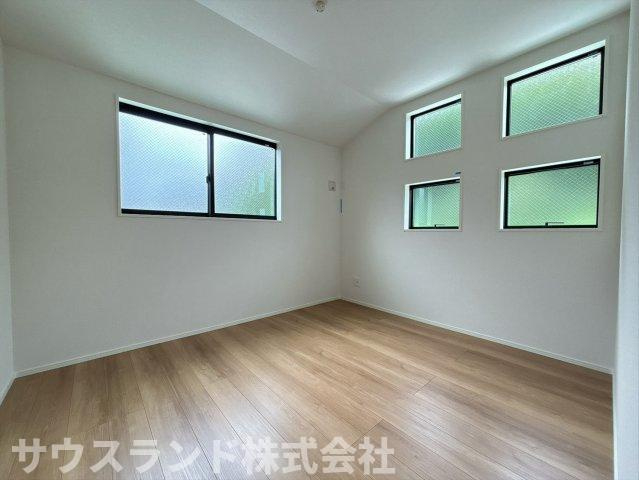 八王子市兵衛 新築戸建ての洋室|複数の小窓がアクセントになった、デザイン性の高いお洒落な洋室です！適度な自然光を取り入れつつ、外からの視線は気になりにくい設計。ベッドや学習机を置いてもゆとりのある広さを確保した快適なお部屋です