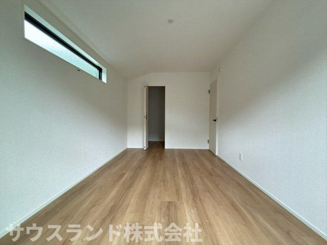 八王子市兵衛 新築戸建ての洋室|高い位置に横長の窓を設けることで、壁面を広く使える洋室です！ベッドや本棚などの家具を自由にレイアウトしやすく、自分好みの快適な空間作りを存分に楽しめます。子供部屋や趣味のお部屋にもぴったりです☆