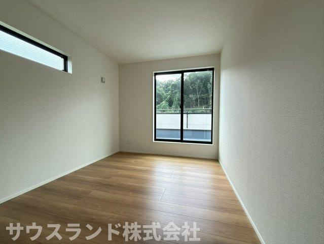 八王子市兵衛 新築戸建ての洋室|大きな掃き出し窓からたっぷりと光が差し込む明るい洋室です！落ち着いた色合いのフローリングが心地よく、主寝室にぴったりな広さがあります。静かな環境で、毎日の快適な睡眠をしっかりとサポートしてくれます♪