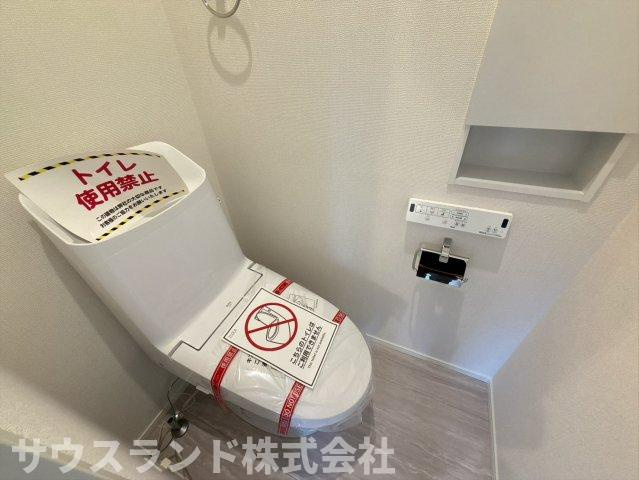 八王子市兵衛 新築戸建てのトイレ|清潔感あふれるシンプルなデザインのトイレです！温水洗浄便座を備えており、一年を通して快適にお使いいただけます。手洗い器一体型で省スペース。毎日使う場所だからこそ、お手入れのしやすさも嬉しいポイントです