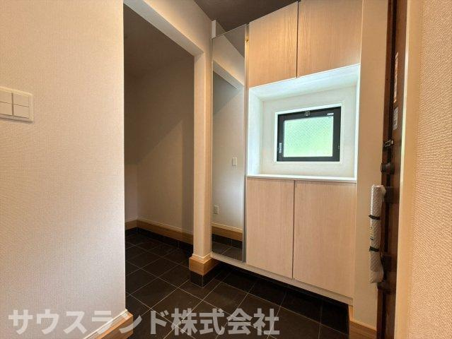 八王子市兵衛 新築戸建ての玄関|明るい光が差し込む、ゆとりある広さの玄関スペースです！大容量のシューズボックスを備えており、ご家族全員の靴もすっきりと収納可能。いつでも綺麗な玄関を保てるため、気持ちよくお出迎えができます