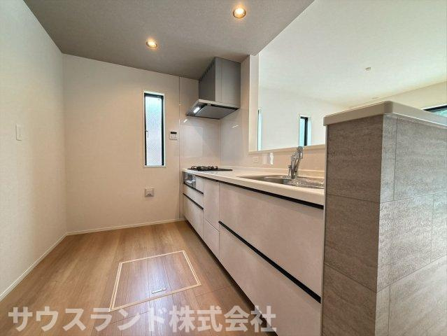 八王子市兵衛 新築戸建てのキッチン|広々としたワークトップで、お子様と一緒にお菓子作りなども楽しめる使い勝手の良いキッチンです！お手入れが簡単な素材を採用しており、油汚れなどもサッと拭き取れます。毎日のお料理がより一層楽しくなります☆