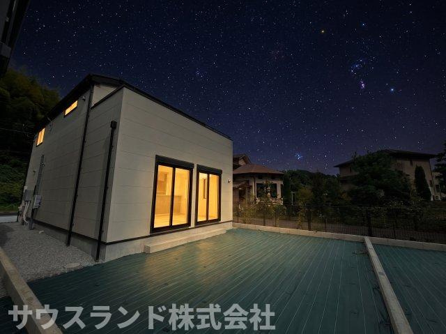 八王子市兵衛 新築戸建ての外観|建物の裏側やお庭側を照らす、雰囲気のある夜の外観CGです！広々としたお庭スペースでは、ご家族で星空を眺めたり、休日にアウトドア気分を楽しんだりと、戸建てならではの豊かな時間を存分に満喫できます♪