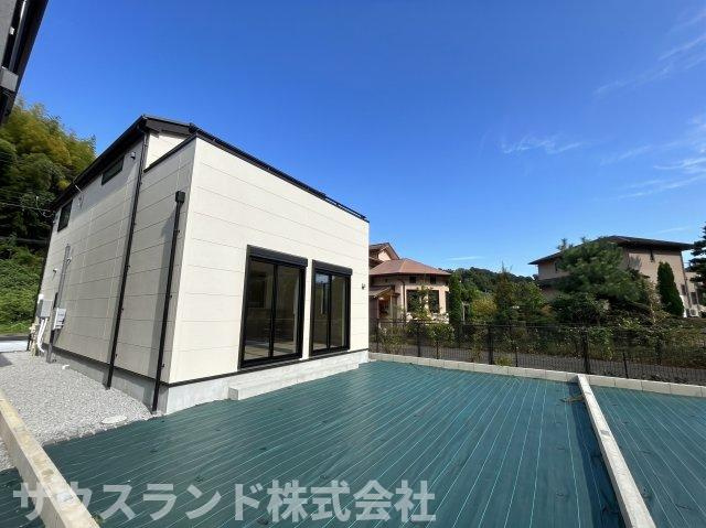 八王子市兵衛 新築戸建ての外観|青空に映えるスタイリッシュな外観デザインです！カースペースはゆったり確保されており、ご夫婦それぞれのマイカーライフも存分に楽しめます。毎日の荷物の出し入れもスムーズに行えて大変便利な住環境です♪