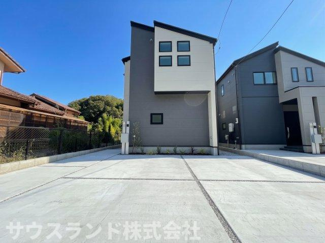 八王子市兵衛 新築戸建ての外観|グレーと白のコントラストが美しい洗練された外観です！前面の駐車スペースは広々としており、お友達が遊びに来た際にも車を停めやすく便利。周辺の落ち着いた街並みにも調和する、モダンで素敵な佇まいです☆