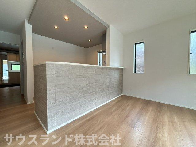 八王子市兵衛 新築戸建てのキッチン|リビングを見渡せる開放的な対面式キッチンです！お料理やお片付けをしながらでも、リビングでくつろぐご家族と自然に会話が弾みます。腰壁があるため手元が隠れ、急な来客時でも生活感を見せずにすみます☆