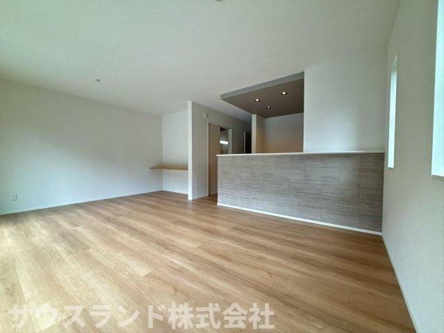 八王子市兵衛 新築戸建ての居間・リビング|大きな窓からたっぷりと自然光が差し込む、明るく開放的なリビング空間です！日中は照明がいらないほどの明るさで、毎日を元気いっぱいに過ごせます。ご家族の笑顔が自然と集まる、心地よい憩いの場所です♪