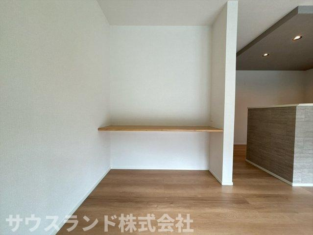 八王子市兵衛 新築戸建ての居間・リビング|リビングの一角に設けられた便利なカウンターデスクです！お子様のリビング学習や、テレワーク用のワークスペースとしてなど、ご家族の生活に合わせて多目的に活用できます。パソコン作業や読書にもぴったりです
