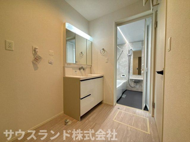 八王子市兵衛 新築戸建てのランドリースペース|洗面化粧台の横に収納棚を備えた、使い勝手の良いランドリースペースです！タオルや洗剤のストック、着替えなどをすっきり片付けることができ、毎日の家事や入浴時の準備がスムーズに行える快適な空間です