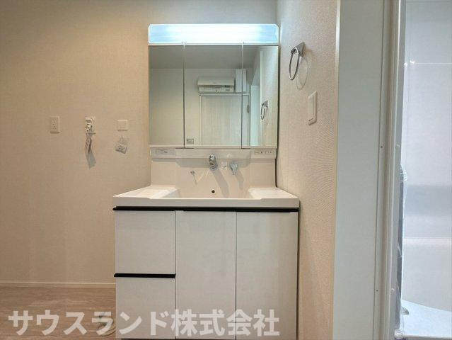 八王子市兵衛 新築戸建ての独立洗面台|大きな三面鏡を備えた使いやすい独立洗面化粧台です！鏡の裏側はたっぷりの収納スペースになっており、洗面用具や化粧品もすっきり片付きます。洗面ボウルも広く、忙しい朝の身支度もご家族でスムーズに行えます