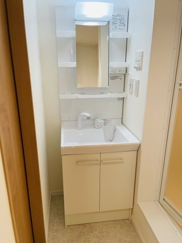 Pine Da Casa平沼の洗面所|明るい洗面所です