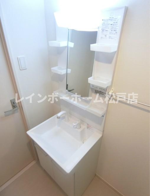仲介手数料（賃料の1.10ヵ月）の50％OFF対象物件！の洗面所|ゆったりとスペースのある洗面所