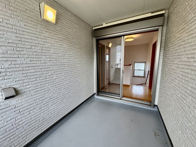 阪南市桃の木台7丁目　中古戸建のバルコニー|インナーバルコニーで雨の日もへっちゃら。水道もついています