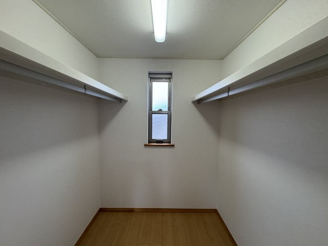 阪南市桃の木台7丁目　中古戸建の収納|主寝室からのWICがあり使い勝手が良いです