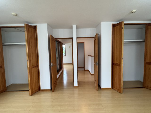 阪南市桃の木台7丁目　中古戸建の収納|２階洋室側収納