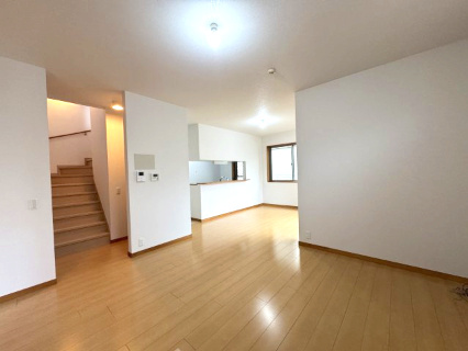 阪南市桃の木台7丁目　中古戸建の居間・リビング|ダイニングとリビングに分かれています