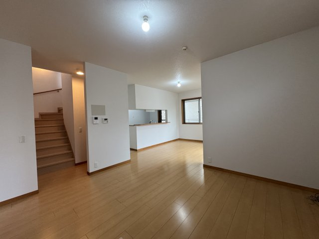 阪南市桃の木台7丁目　中古戸建の居間・リビング|ダイニングとリビングに分かれています