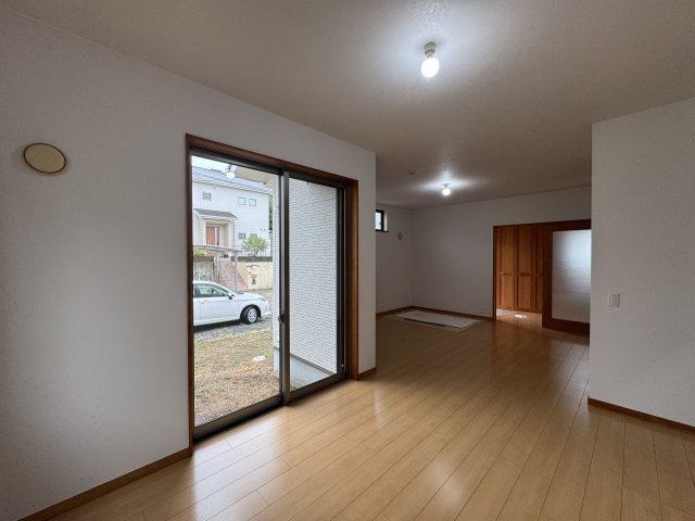 阪南市桃の木台7丁目　中古戸建の居間・リビング|リビングの大きな窓から陽光が差し込みます