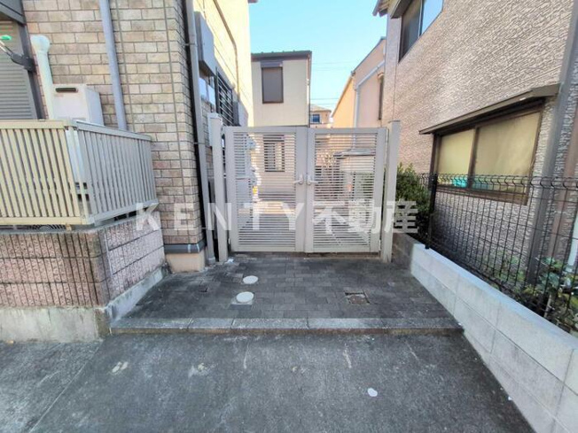 【エントランス】 | サンハウス中央 | 建物の内部です