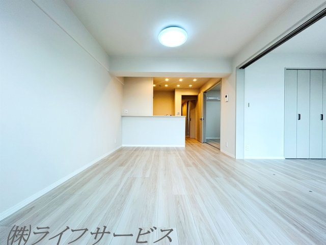 【居間・リビング】 | コスモシティ森林公園参番館 | ＬＤＫ12.6帖／リフォーム済につき即入居可！上層階・東南向きにつき陽当り眺望良好！