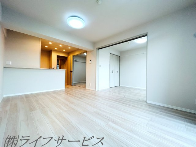 【居間・リビング】 | コスモシティ森林公園参番館 | ＬＤＫ12.6帖／リフォーム済につき即入居可！上層階・東南向きにつき陽当り眺望良好！