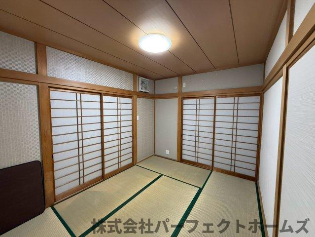 招提元町3丁目戸建の和室|明るい和室です