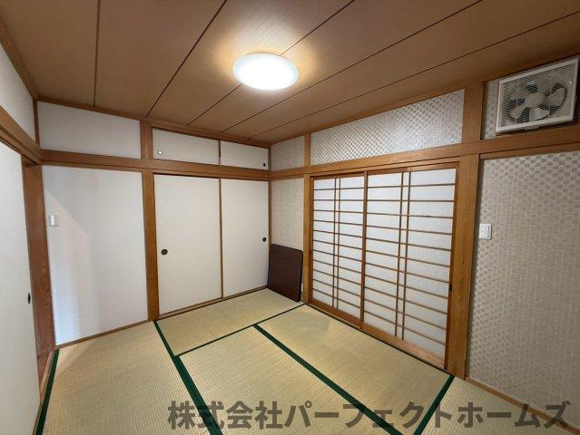 招提元町3丁目戸建の和室|明るい和室です