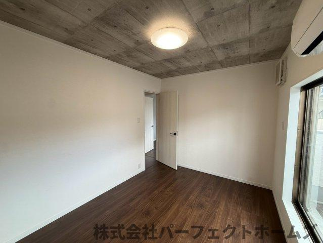 招提元町3丁目戸建の洋室|落ち着いた色調の洋室です