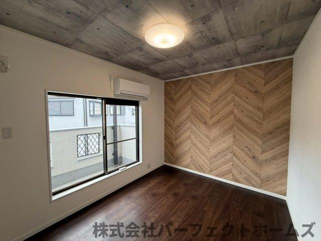 招提元町3丁目戸建の洋室|明るい洋室です