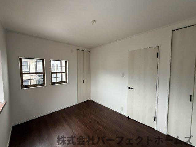 招提元町3丁目戸建の洋室|明るい洋室です