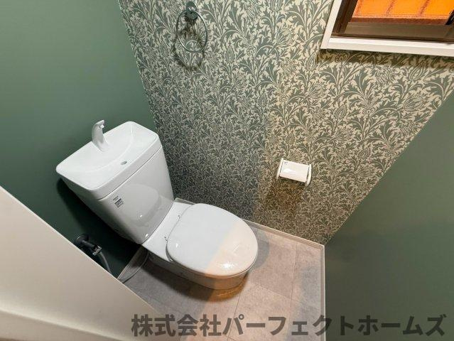 招提元町3丁目戸建のトイレ|落ち着いた色調のトイレです