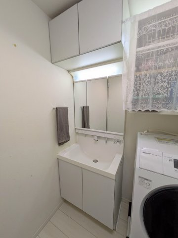 川崎市高津区久地３丁目中古戸建の独立洗面台|三面鏡タイプの洗面化粧台です。上部にも収納スペースがございます。※家具調度品は販売対象外