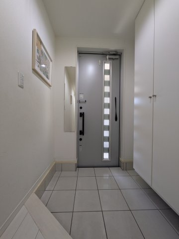川崎市高津区久地３丁目中古戸建の玄関|玄関框を斜めに配置することにより広がりの感じれる玄関となっております。天井までの収納もございます。※家具調度品は販売対象外
