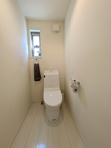 川崎市高津区久地３丁目中古戸建のトイレ|寝室と同じ３階にあるトイレです。広めのスペースに作られています。 