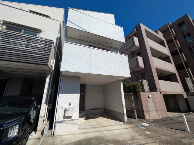 川崎市高津区久地３丁目中古戸建の外観|車を停めた状態で、自転車を３～４台駐輪可能なスペースがございます。