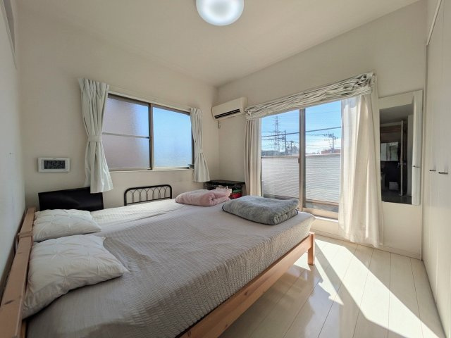 川崎市高津区久地３丁目中古戸建の寝室|３階洋室１１．１畳。天井高が２．７ｍあり、母屋下がりのない明るく開放的なお部屋です。※家具調度品は販売対象外